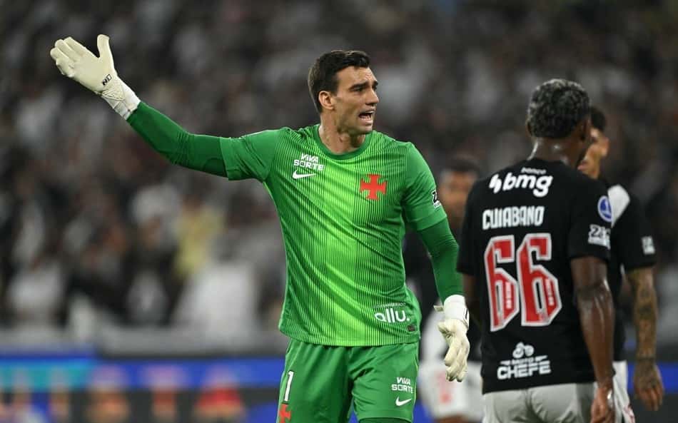 O goleiro Leo Jardim gesticula na queda do Vasco para o Boca