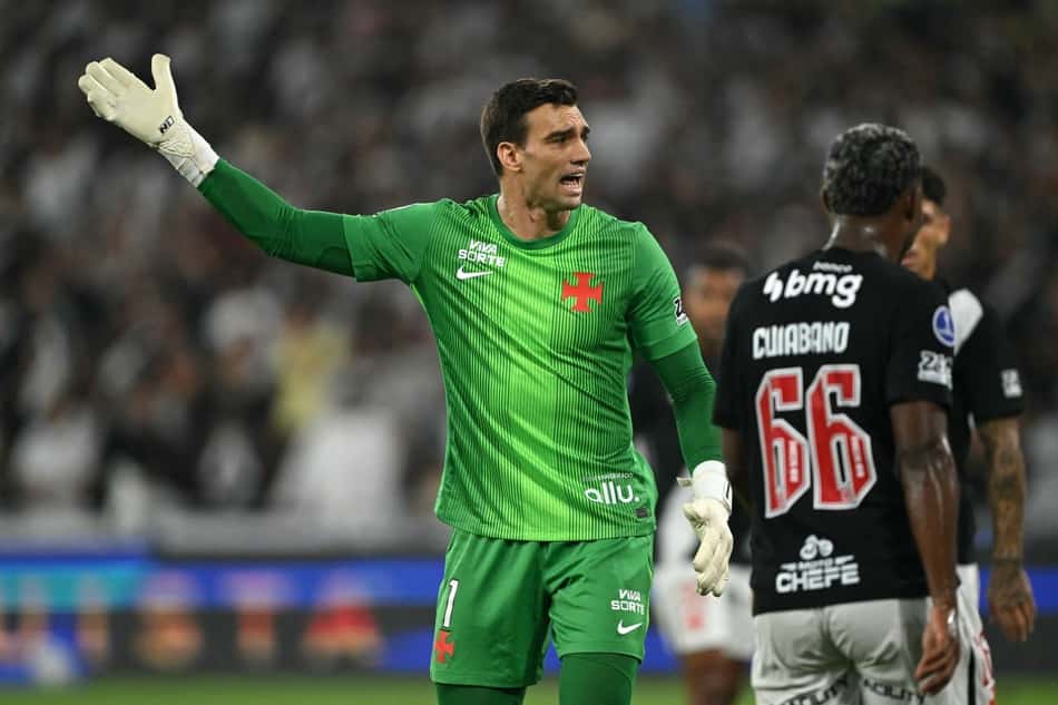 O goleiro Leo Jardim gesticula na queda do Vasco para o Boca