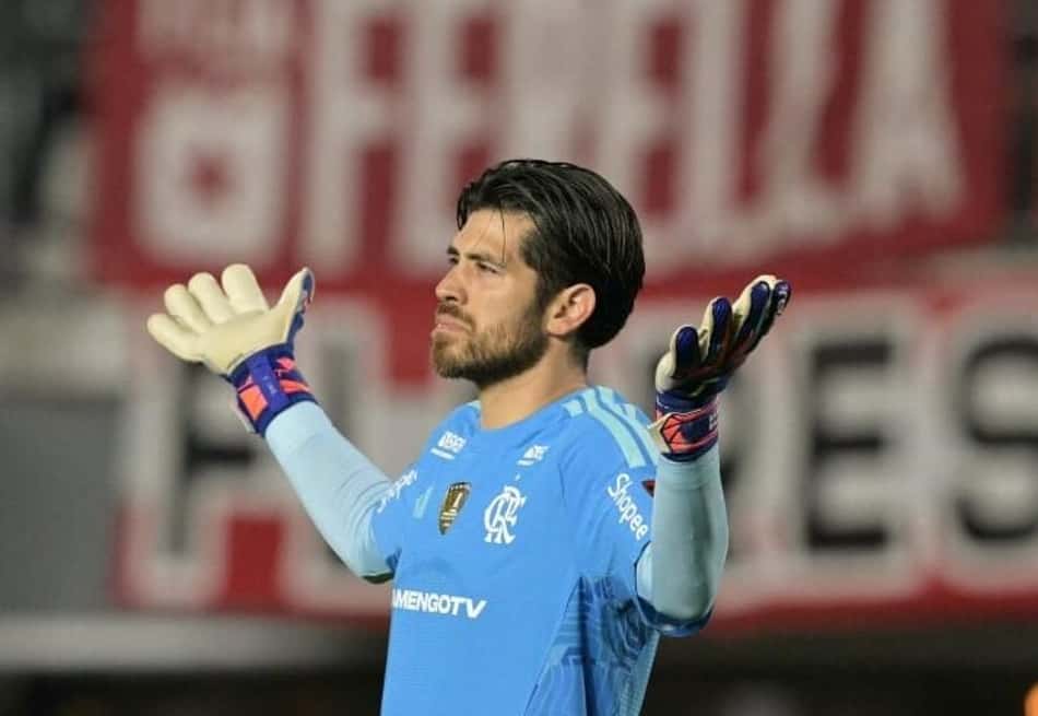 O goleiro Rossi gesticula no empate do Flamengo com o Estudiantes