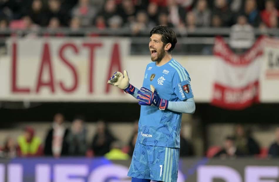 Goleiro Rossi, do Flamengo, celebra o empate contra o Estudiantes.