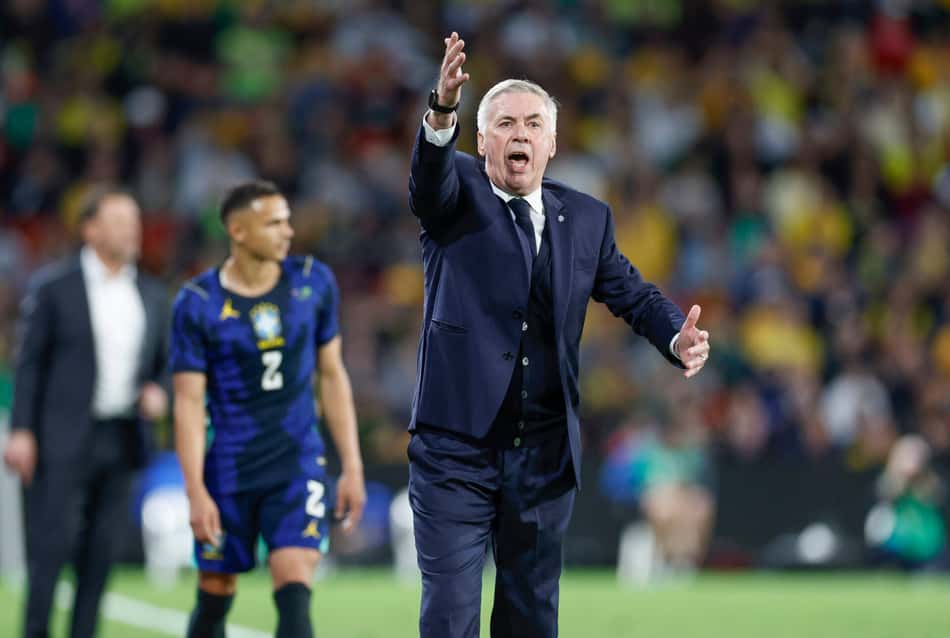 O técnico Carlo Ancelotti orienta a Seleção Brasileira na vitória sobre a Austrália
