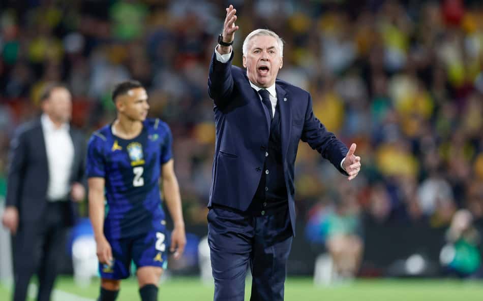 O técnico Carlo Ancelotti orienta a Seleção Brasileira na vitória sobre a Austrália