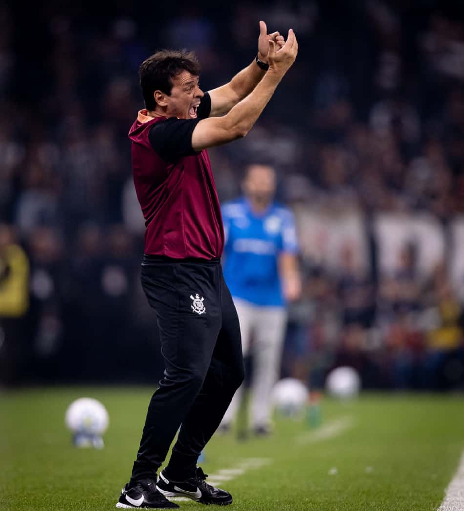 O técnico do Corinthians, Fernando Diniz, em jogo contra o Palmeiras, na Neo Química Arena