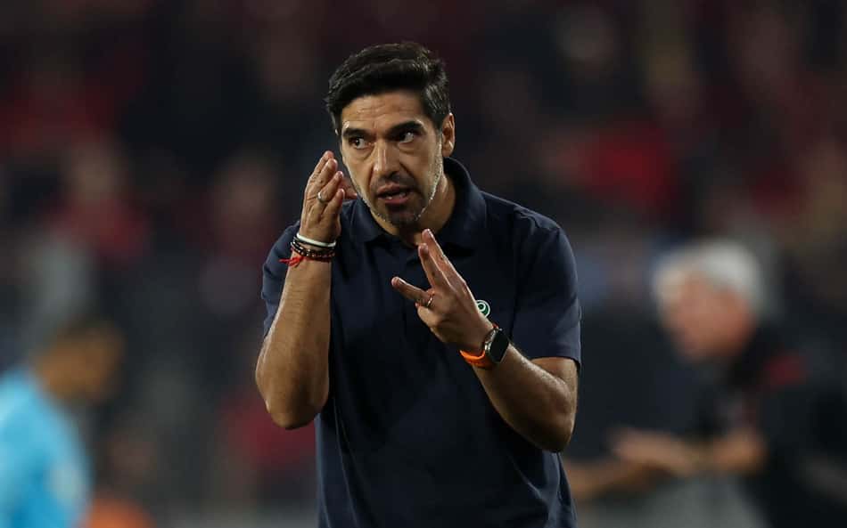Treinador do Palmeiras gesticula durante a vitória sobre o Athletico