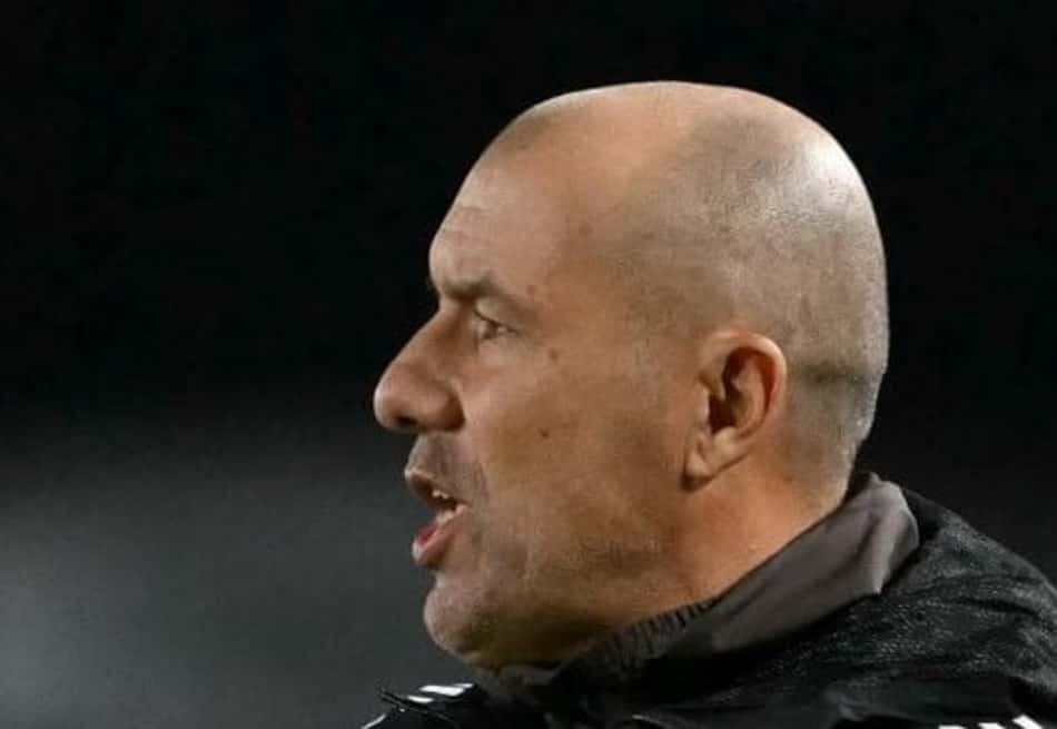 Leo Jardim, treinador do Flamengo, faz sinal de positivo durante o empate entre Flamengo e Estudiantes.