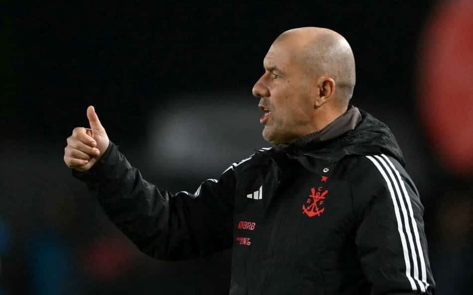 Leo Jardim, treinador do Flamengo, faz sinal de positivo durante o empate entre Flamengo e Estudiantes.