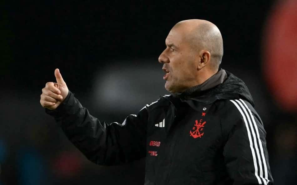 Leo Jardim, treinador do Flamengo, faz sinal de positivo durante o empate entre Flamengo e Estudiantes.