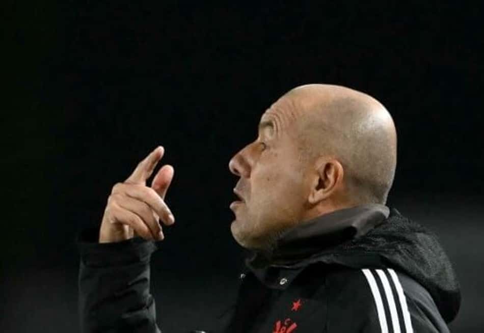 Leo Jardim gesticula durante o empate entre Flamengo e Estudiantes