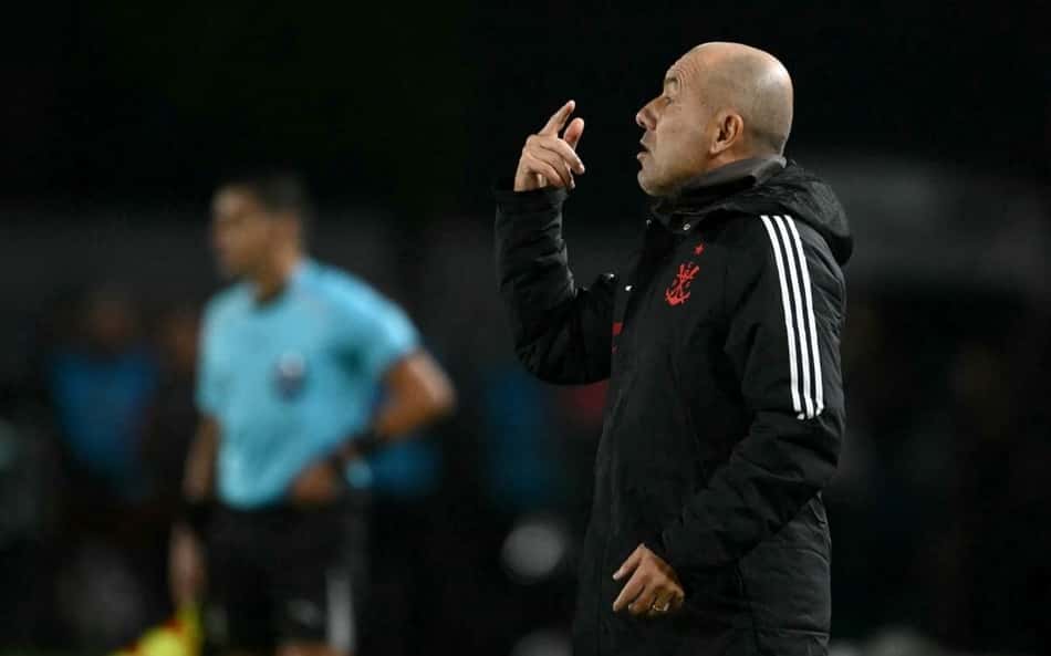 Léo Jardim, treinador do Flamengo, gesticula durante a semifinal da Copa Libertadores contra Estudiantes em La Plata.