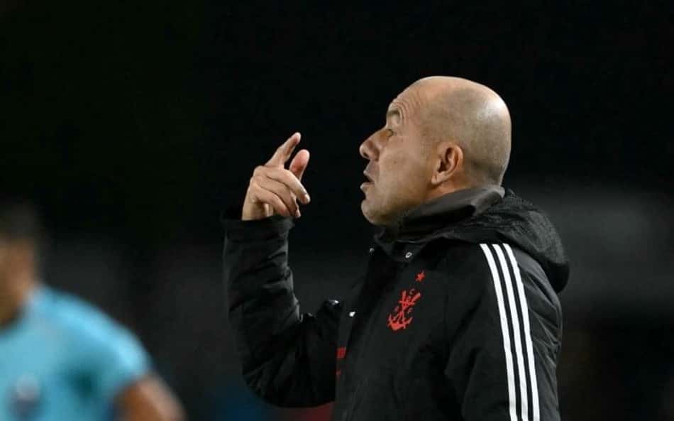 Leo Jardim gesticula durante o empate entre Flamengo e Estudiantes