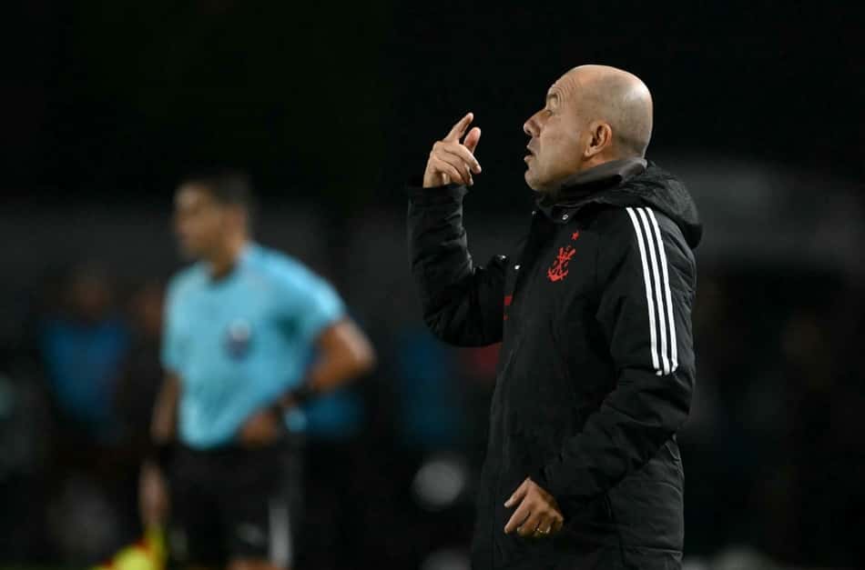 Léo Jardim, treinador do Flamengo, gesticula durante a semifinal da Copa Libertadores contra Estudiantes em La Plata.