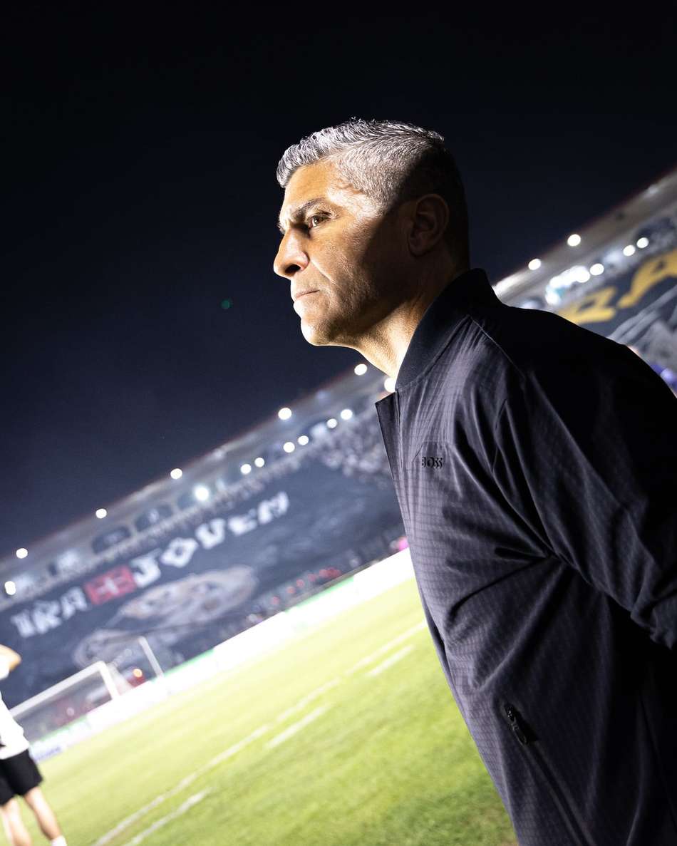 O treinador Pedro Emanuel na goleada do Vasco sobre o Coritiba (Foto: Matheus Lima/ Vasco)