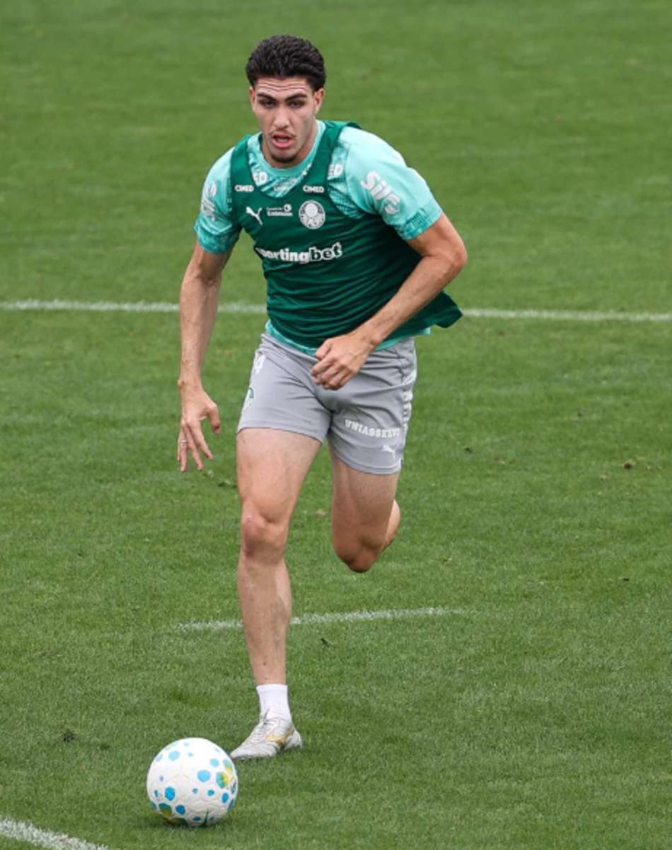 O zagueiro Pimenta durante treinamento na Academia de Futebol