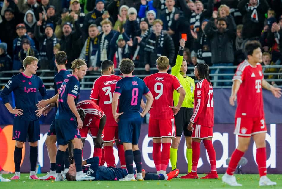 Olise recebendo cartão vermelho em jogo do Bayern de Munique
