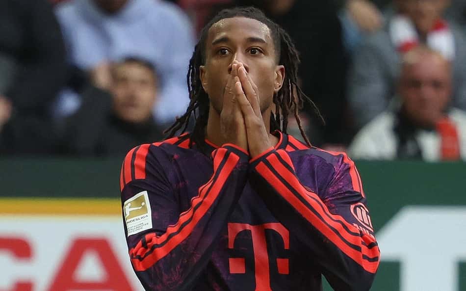 Olise com a mão na boca com a camisa do Bayern
