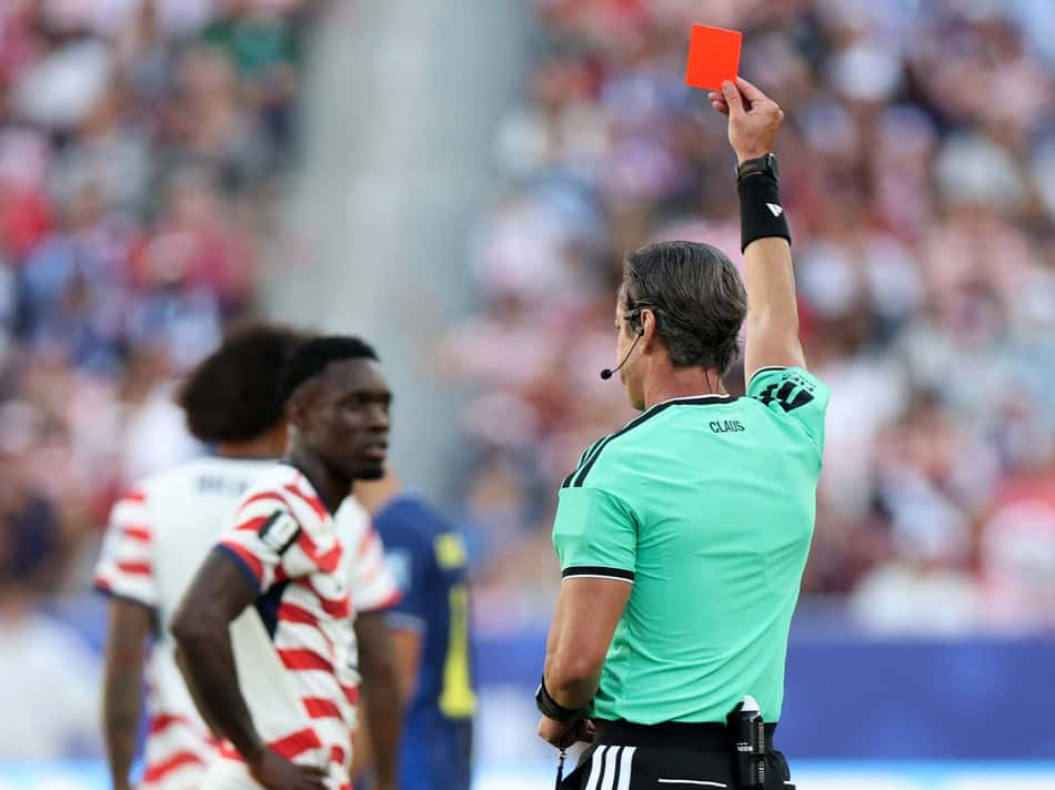 O árbitro Raphael Claus mostra o cartão vermelho para Folarin Balogun, nº 20 dos Estados Unidos, por uma falta em Tarik Muharemovic, nº 4 da Bósnia e Herzegovina, durante a partida da fase de 32 avos de final da Copa do Mundo FIFA 2026 entre Estados Unidos e Bósnia e Herzegovina, no San Francisco Bay Area Stadium