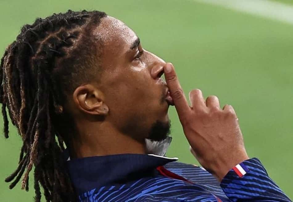 Olise comemora um dos gols da França sobre a Bélgica