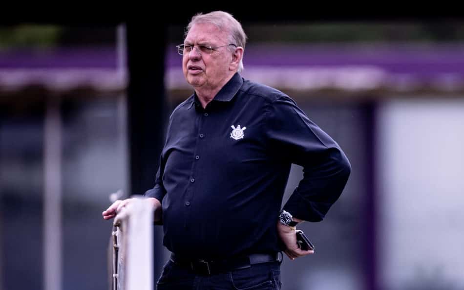 Osmar Stabile, presidente do Corinthians, durante treino do Corinthians