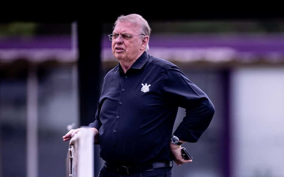 Osmar Stabile, presidente do Corinthians, durante treino do Corinthians