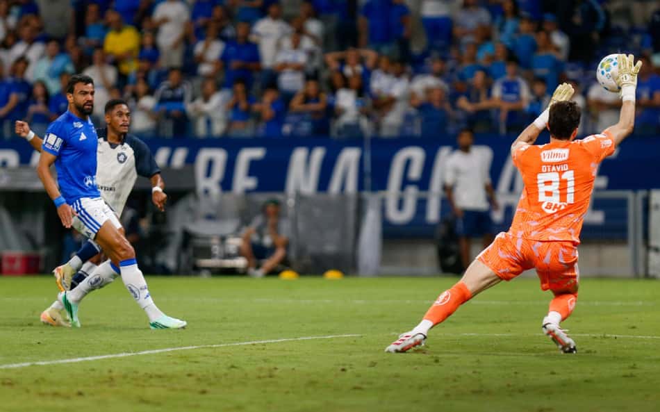 Goleiro Otávio faz defesa contra o ataque do Remo