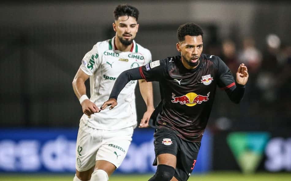 Jogador do Palmeiras Dribla o Jogador de Braga durante o Jogo Palmeras x Braga.