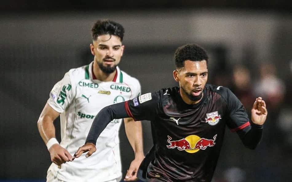 Jogador do Palmeiras Dribla o Jogador de Braga durante o Jogo Palmeras x Braga.