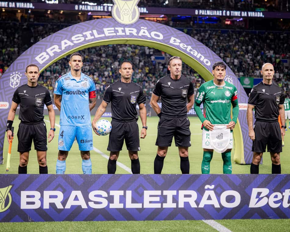 Palmeiras x Santos no Brasileirão: jogadores e árbitros posam sob arco promocional diante de arquibancadas cheias.