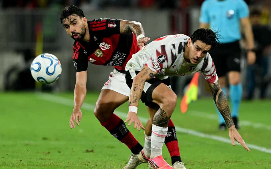 Lucas Paqueta em dividida durante flamengo x Estudiantes