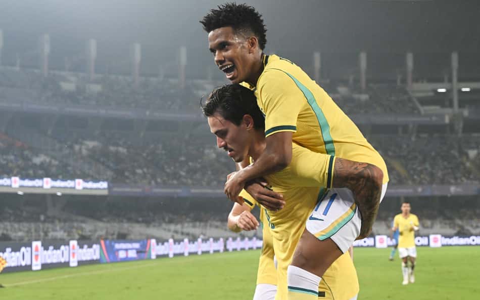 Pedro carregando Estêvão nas costas com a camisa da Seleção