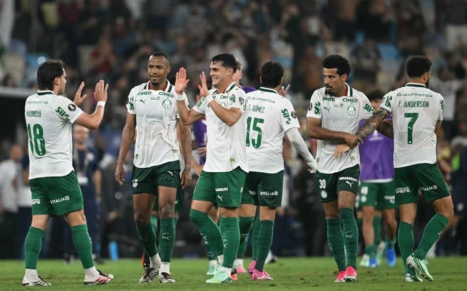 Time do Palmeiras comemorando vitória em cima do Fluminense, pela Libertadores