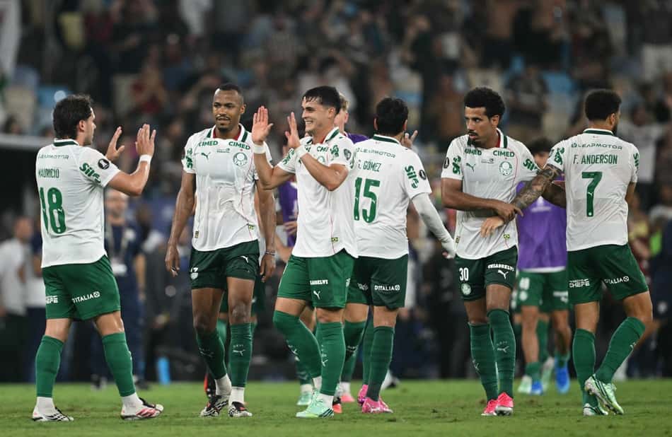 Time do Palmeiras comemorando vitória em cima do Fluminense, pela Libertadores