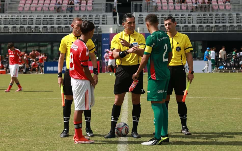 Capitães de Palmeiras e time verde conversam com árbitros ao redor da bola no início da Messi Cup.