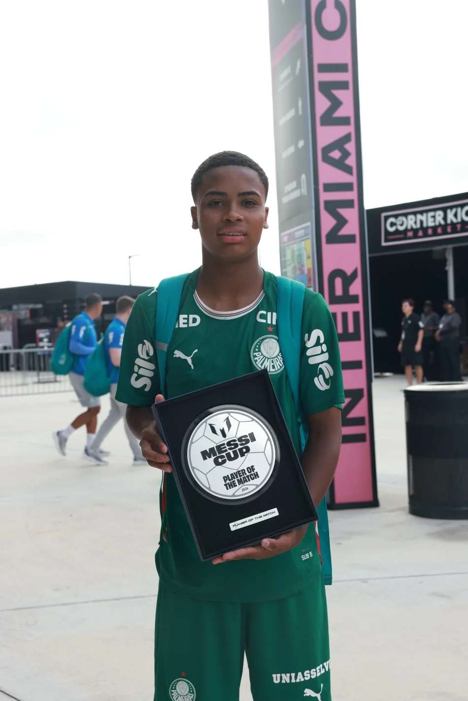 Jovem artilheiro do Palmeiras segura placa do Messi Cup, Player of the Match.