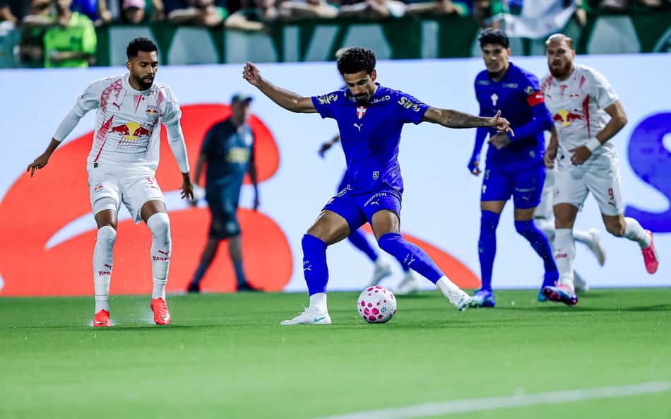 Jogadores do Palmeiras e Bragantino se enfrentando neste sábado (24)