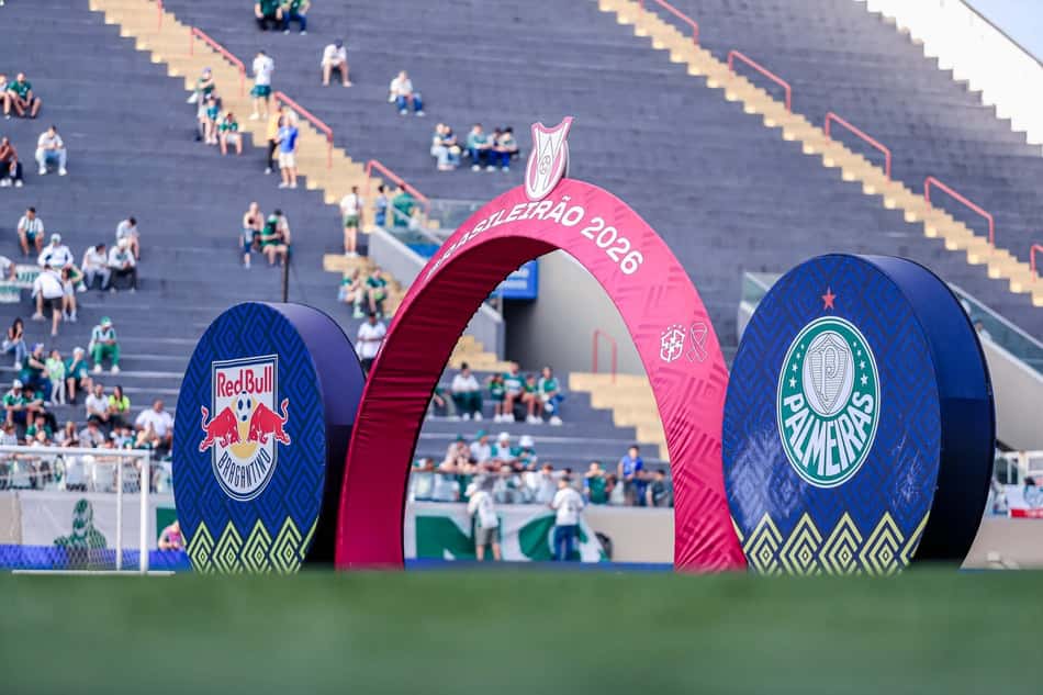 Palmeiras x Bragantino no Brasileirão; arcos com logotipos das equipes diante da torcida no estádio.