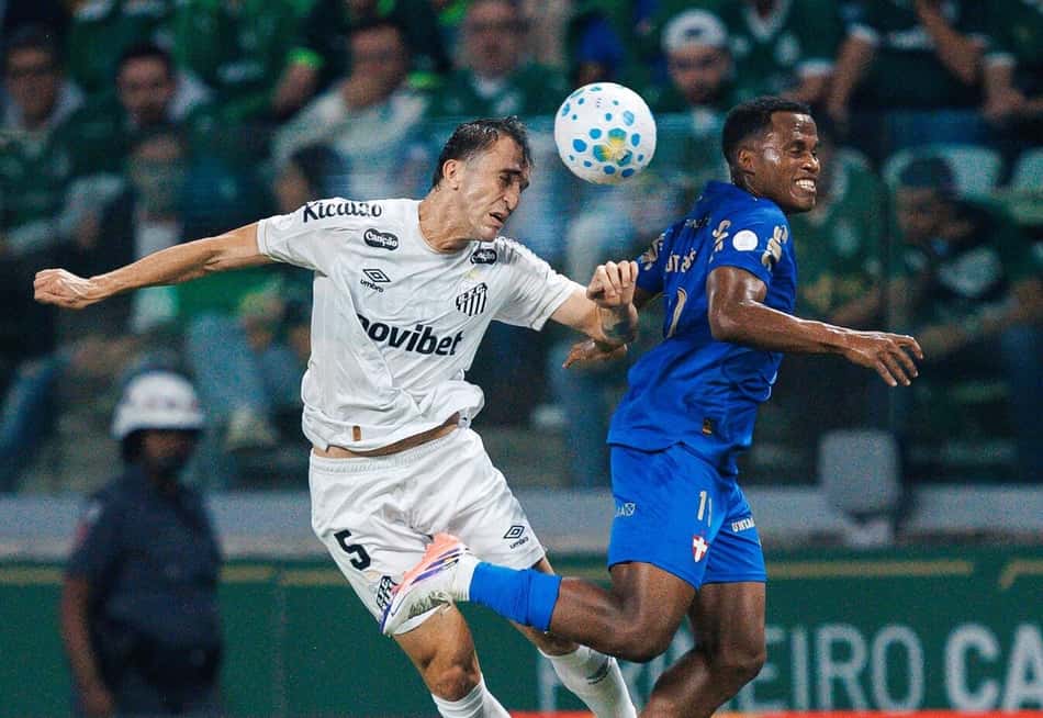 Palmeiras x Santos pela Copa do Brasil Arias disputa a bola com rival