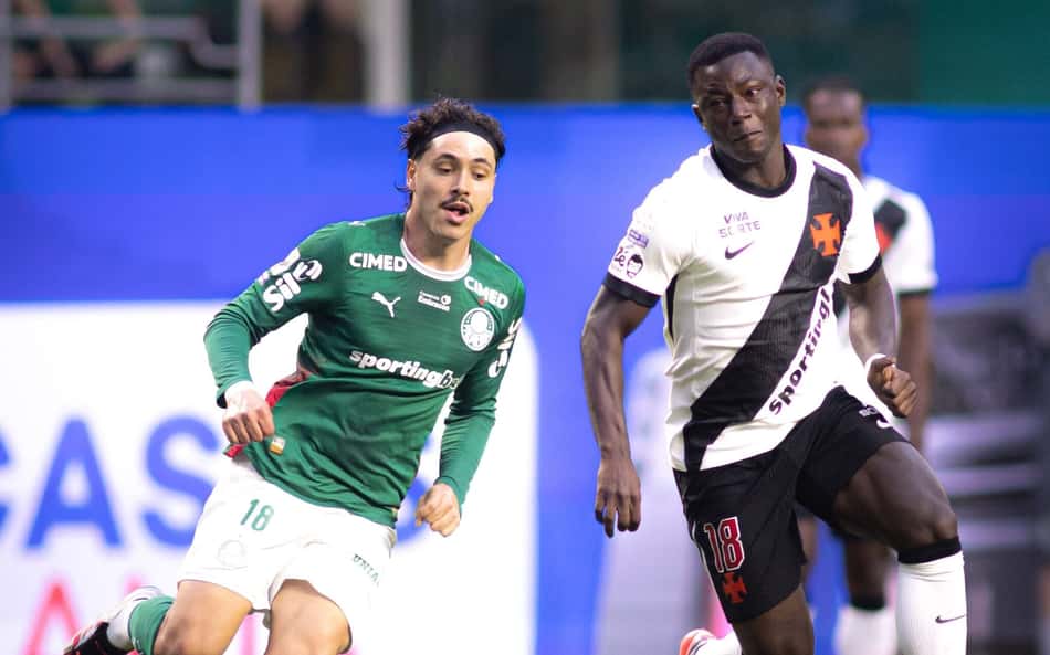 Jogador do Palmeiras e Vasco disputando bola