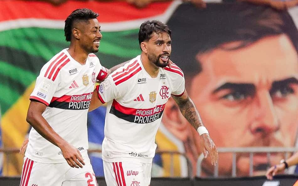 Paquetá e Bruno Henrique, jogadores do Flamengo, comemorando durante a partida.Paquetá e Burno Henrique em Bahia x Flamengo