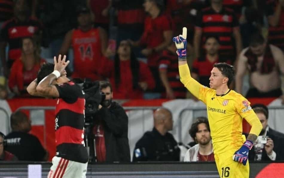 Paquetá, atacante do Flamengo, lamenta pênalti desperdiçado em Flamengo x Estudiantes, com goleiro adversário ao fundo.