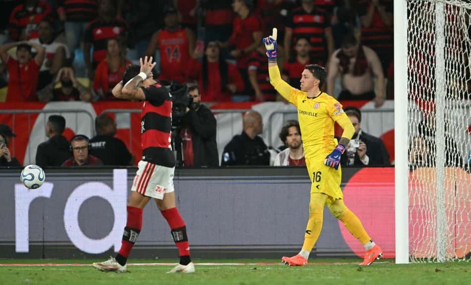 Paquetá, atacante do Flamengo, lamenta pênalti desperdiçado em Flamengo x Estudiantes, com goleiro adversário ao fundo.