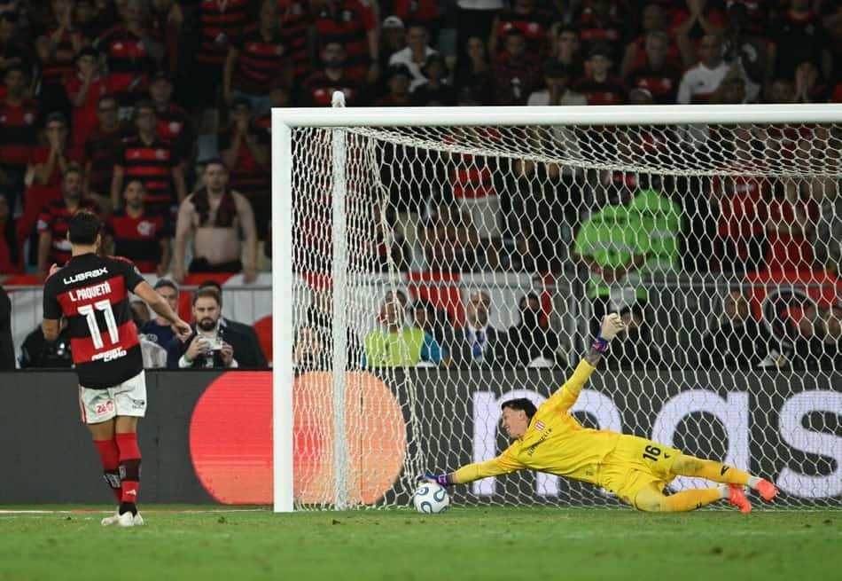 Paquetá perde pênalti contra o Estudiantes