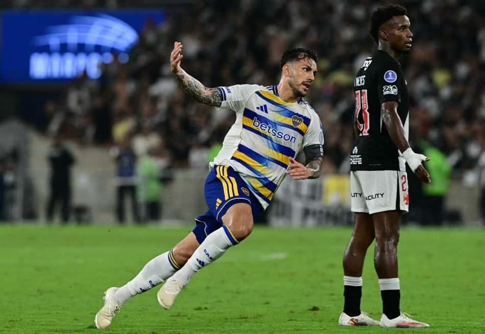 Paredes celebra o terceiro gol do Boca, diante de Thiago Mendes desolado