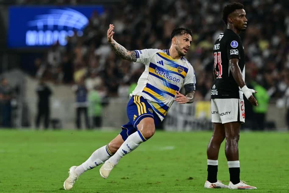 Paredes celebra o terceiro gol do Boca, diante de Thiago Mendes desolado