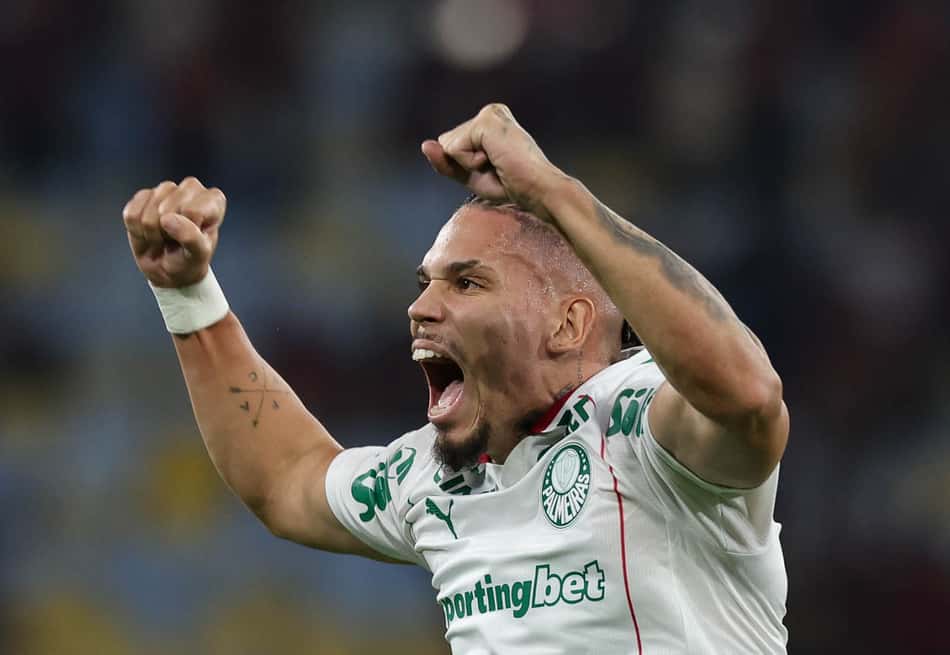 Paulinho comemora gol do Palmeiras na vitória sobre o Flamengo