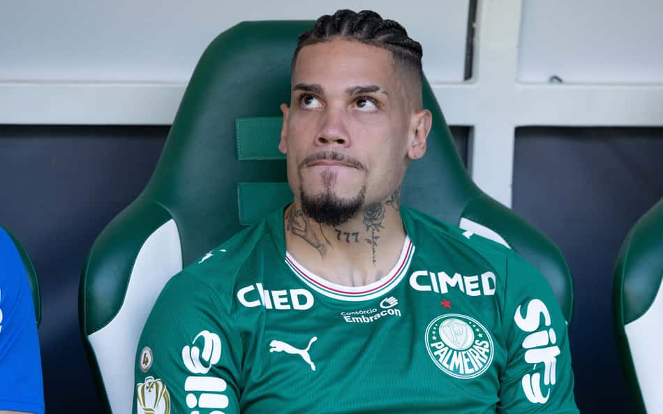 Paulinho atuando com a camisa do Palmeiras.