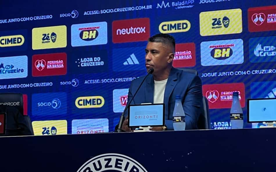 Paulinho sendo apresentado no Cruzeiro