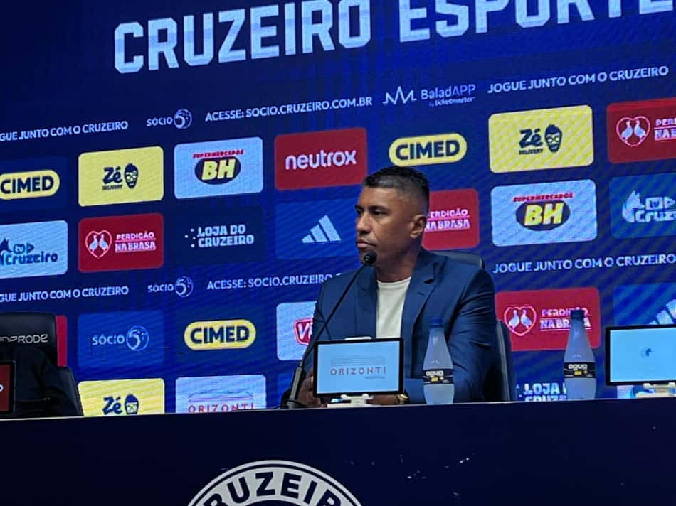 Paulinho sendo apresentado no Cruzeiro