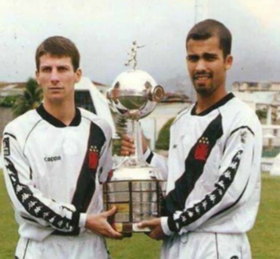 Pedrinho e Felipe com a taça da Libertadores de 1998