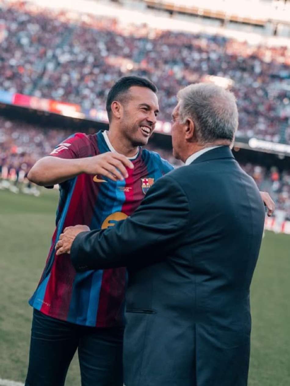 Pedro foi homenageado pelo Barcelona neste sábado após anunciar aposentadoria do futebol - (Foto: divulgação / X / Barcelona FC)