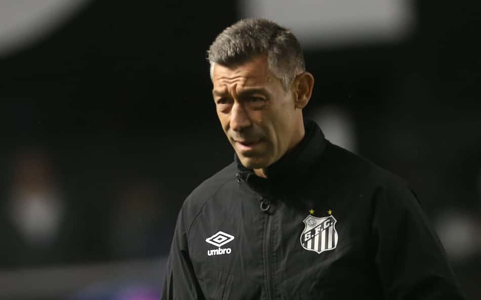 Pedro Caixinha comanda o Santos em jogo contra o Bahia
